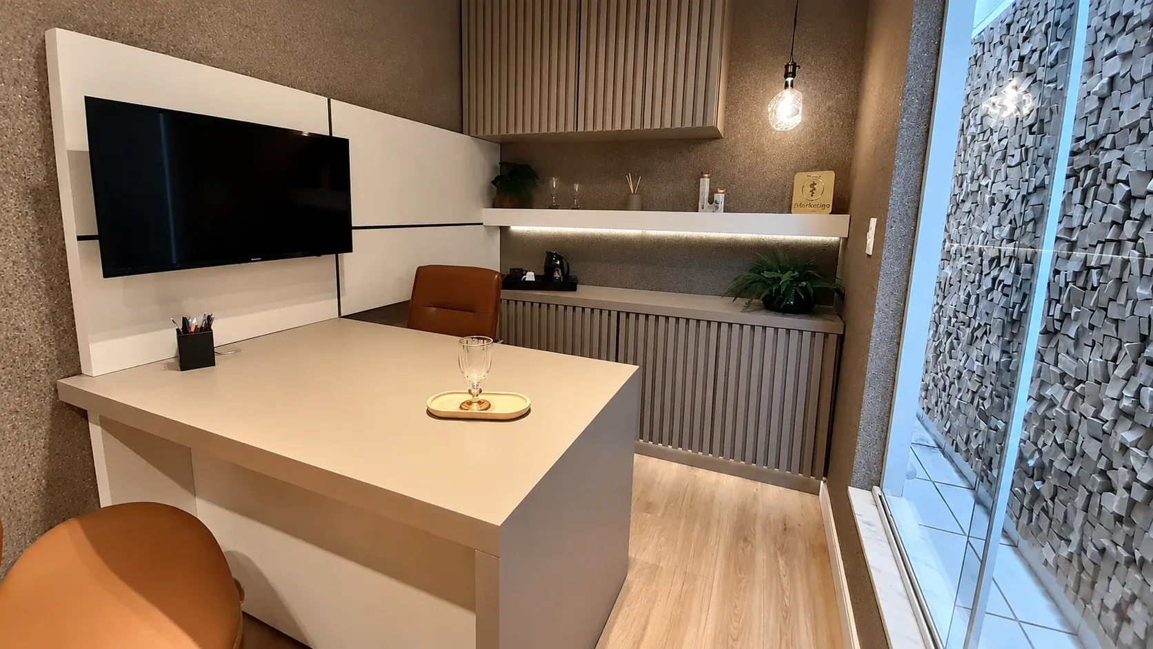 Sala de reunião com painel de TV e marcenaria ripada