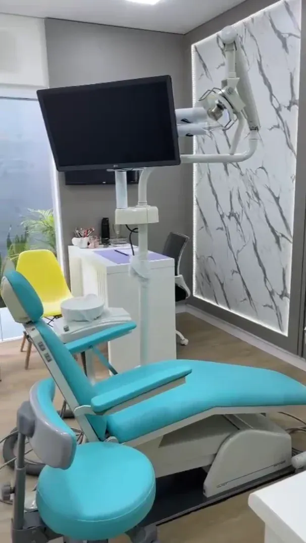 Consultório odontológico com marcenaria planejada e painel iluminado